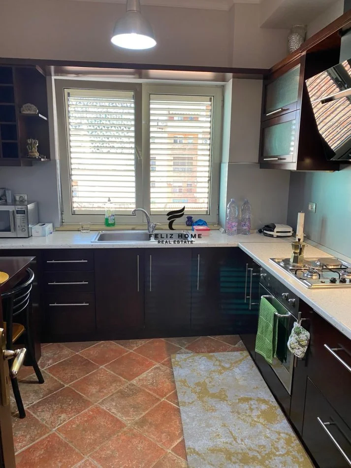 Tirane, affitto appartamento 2+1 con balcone al quinto piano, 140 m², 1.200 € (BLLOK)
