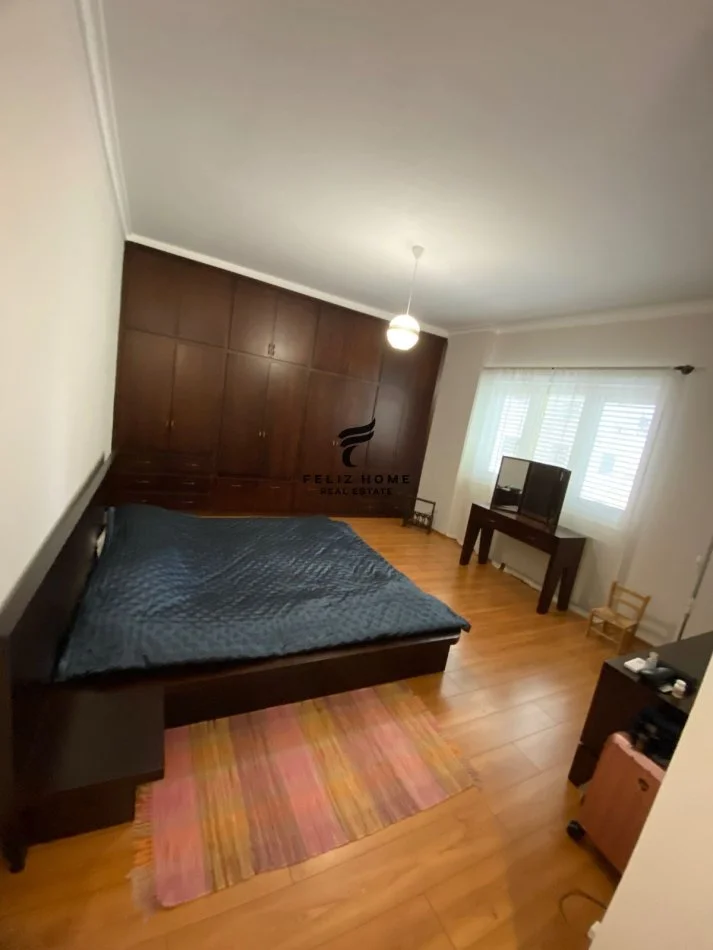 Tirane, affitto appartamento 2+1 con balcone al quinto piano, 140 m², 1.200 € (BLLOK)