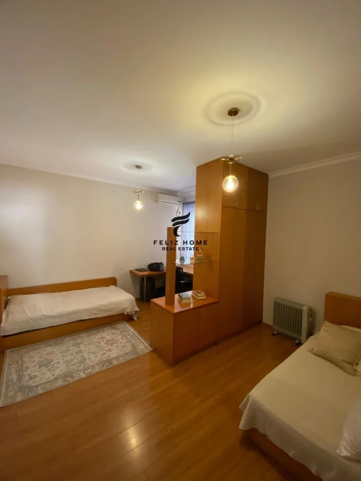 Tirane, affitto appartamento 2+1 con balcone al quinto piano, 140 m², 1.200 € (BLLOK)
