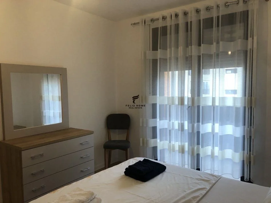 Tirane, affitto appartamento 1+1 con balcone al piano 8, 70 m² a 600 € (XHAMLLIK)