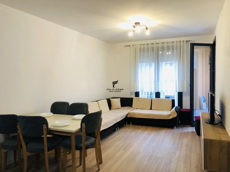 Tirane, affitto appartamento 1+1 con balcone al piano 8, 70 m² a 600 € (XHAMLLIK)