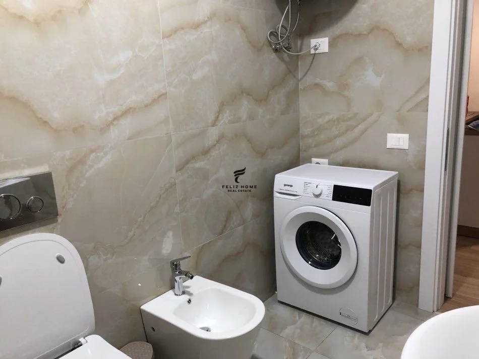 Tirane, affitto appartamento 1+1 con balcone al piano 8, 70 m² a 600 € (XHAMLLIK)