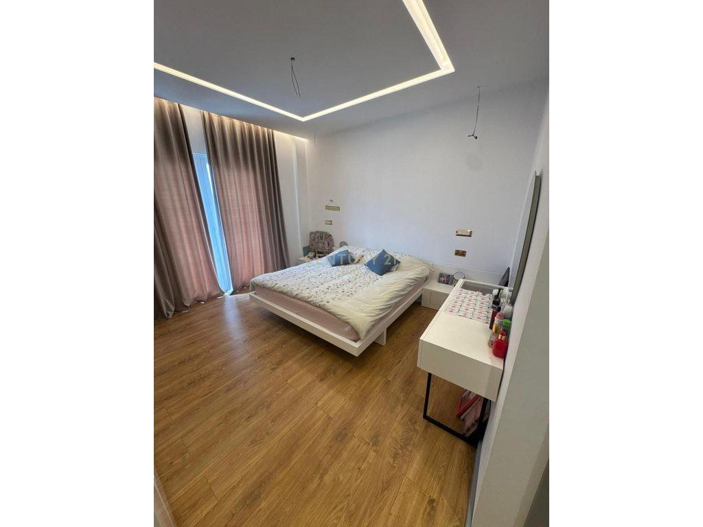 Vila 2-geschoss in vendita a Farkë, vicino al Lago – Zona Elite