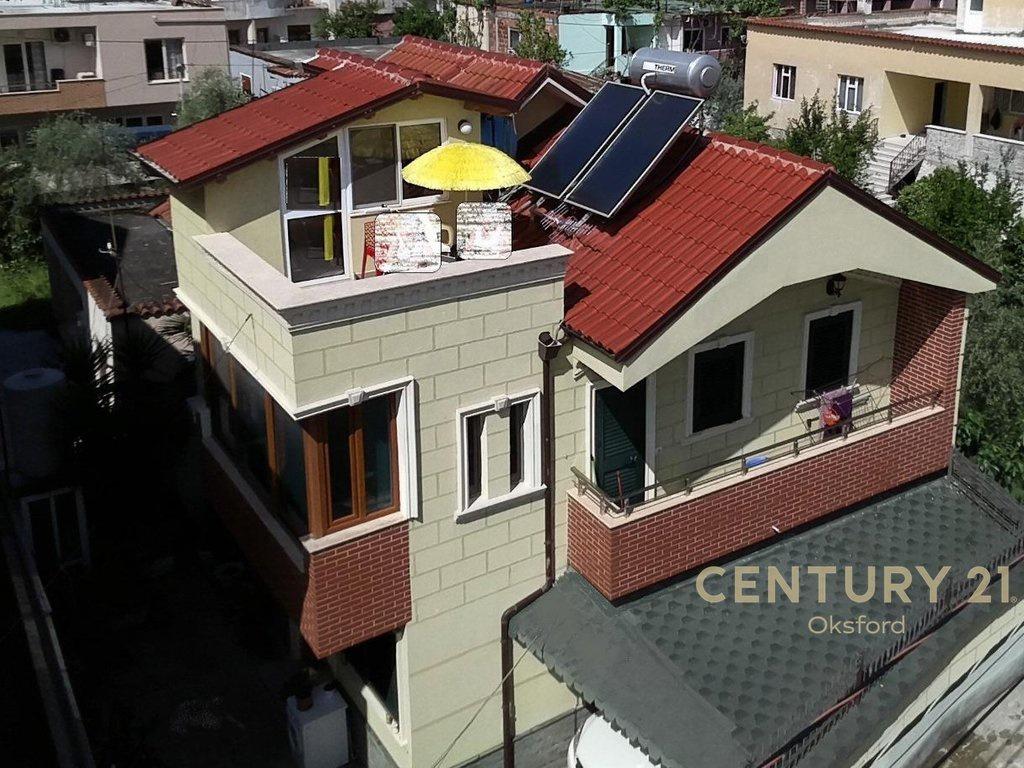 Vendesi villa a 2 piani + soffitta in via Jordan Misja!