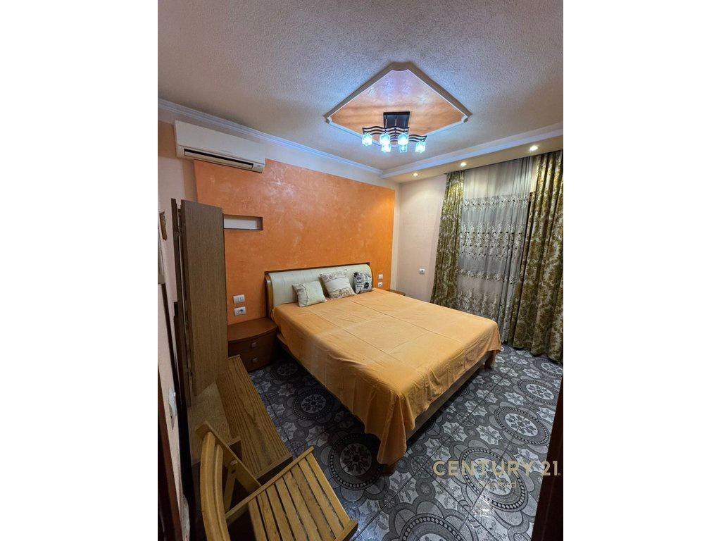Vendesi villa a 2 piani + soffitta in via Jordan Misja!