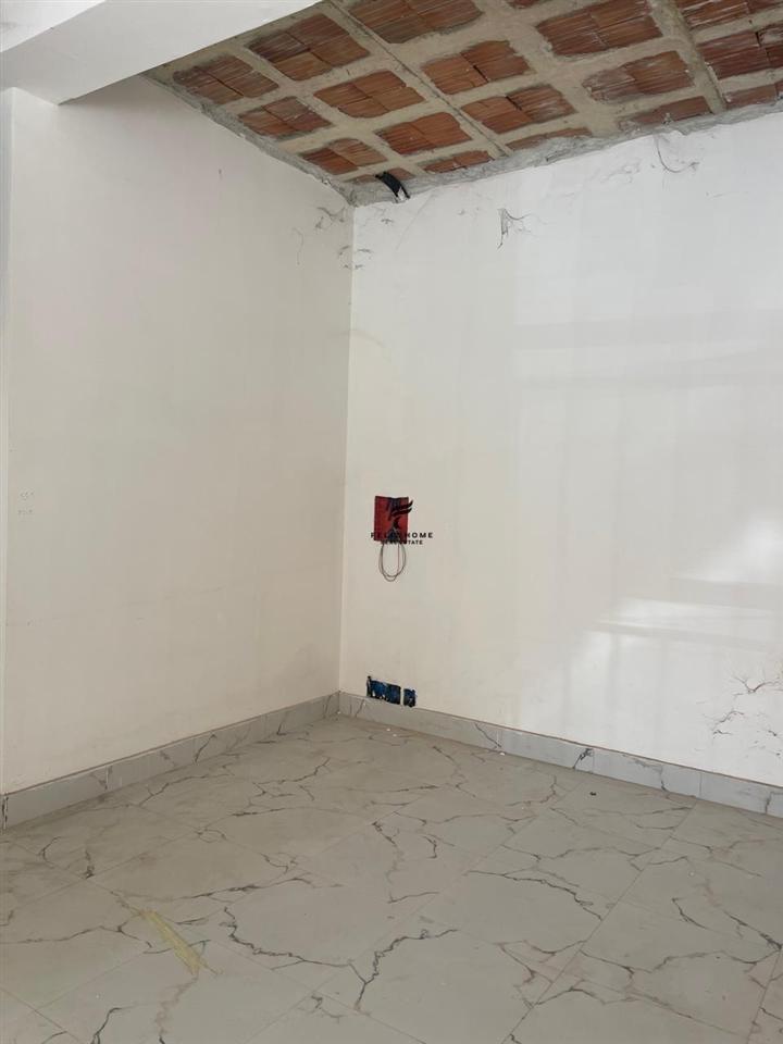 SHOP FOR RENT 103m2 CITY CENTER 1,400 EURO