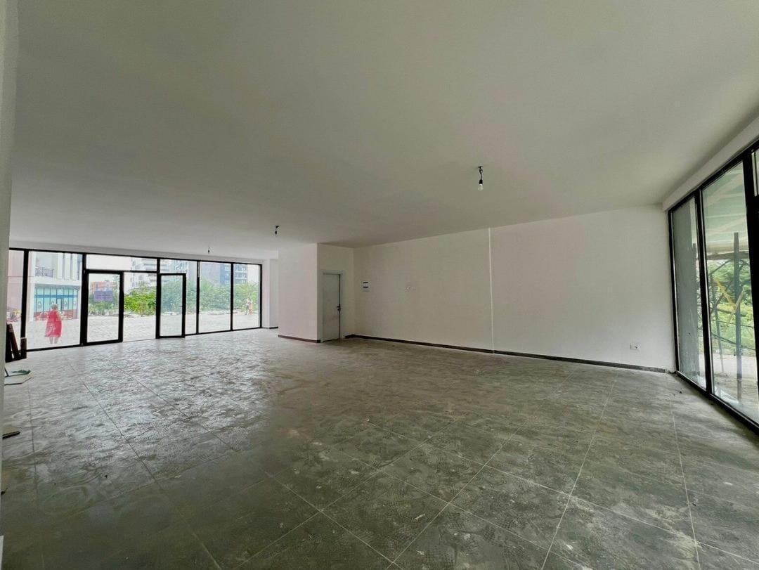 RETAIL SPACE WITH 120m2 ON DIBRES STREET