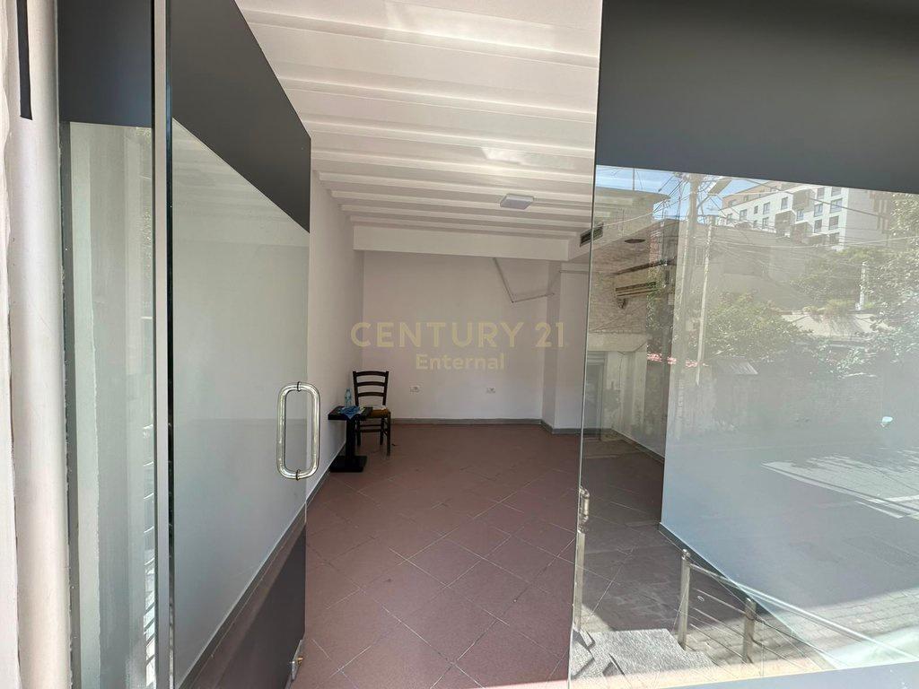 400 Euro Ambient Commerciale in Affitto 📍 Myslym Shyri