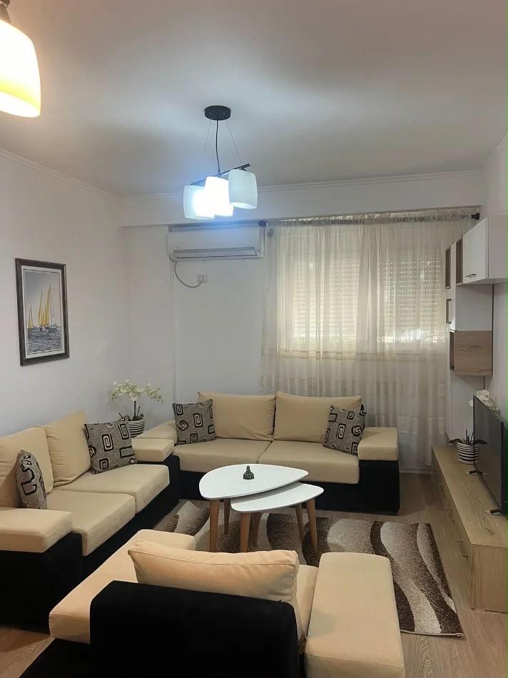 Jepet me qira 3+1 tek Rruga Bill Klinton