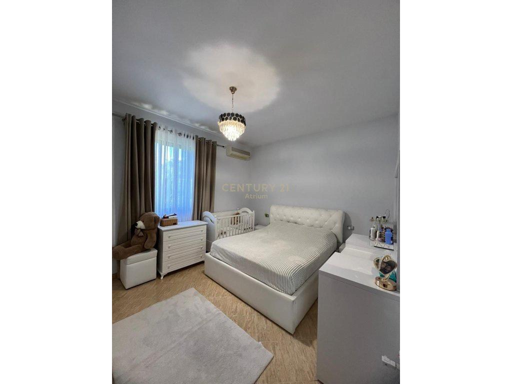 Vendita di Ville Private e Terreni con Vista Panoramica sul Lago