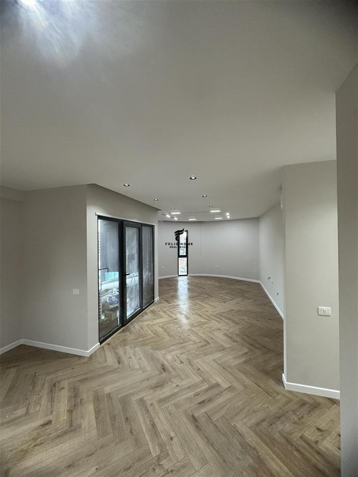 ZYRE ME QERA 130 M2 ASTIR 1.100 EURO
