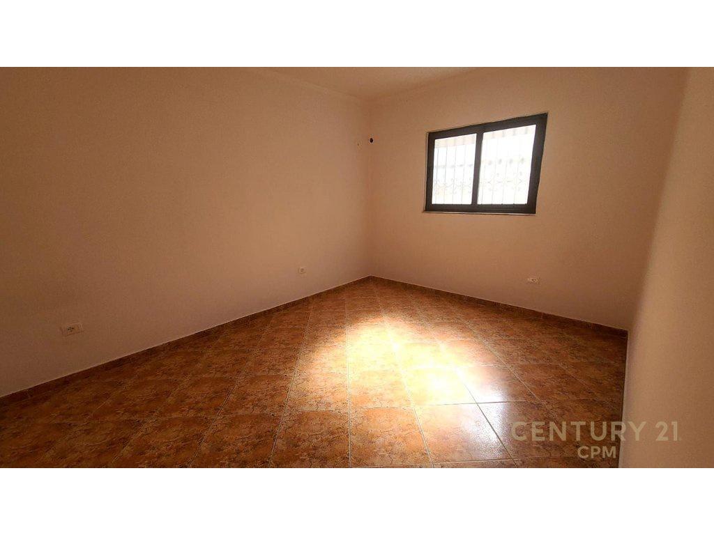 Godinë 3-katëshe con cortile in affitto – vicino al Commissariato Nr.