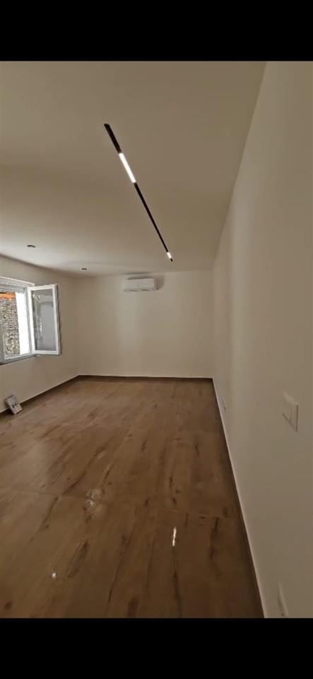 Locale commerciale con 50 m2, Via Bardhyl, 50.000 lekë