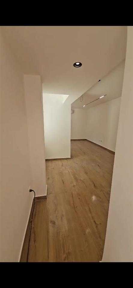 Locale commerciale con 50 m2, Via Bardhyl, 50.000 lekë