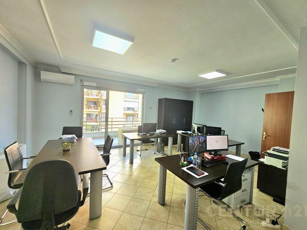 AMBIENT PER ZYRA ME QIRA PRANE LIBRIT UNIVERSITAR!