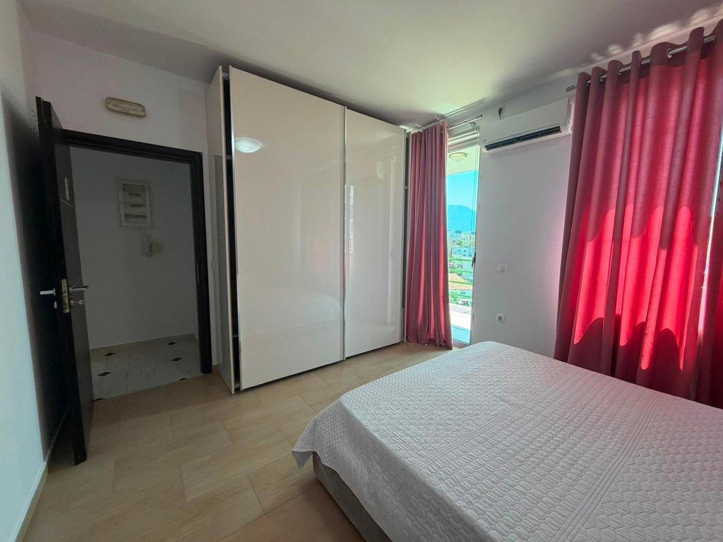 Blloku i Ambasadave, Affitto duplex 3+1+3 con veranda