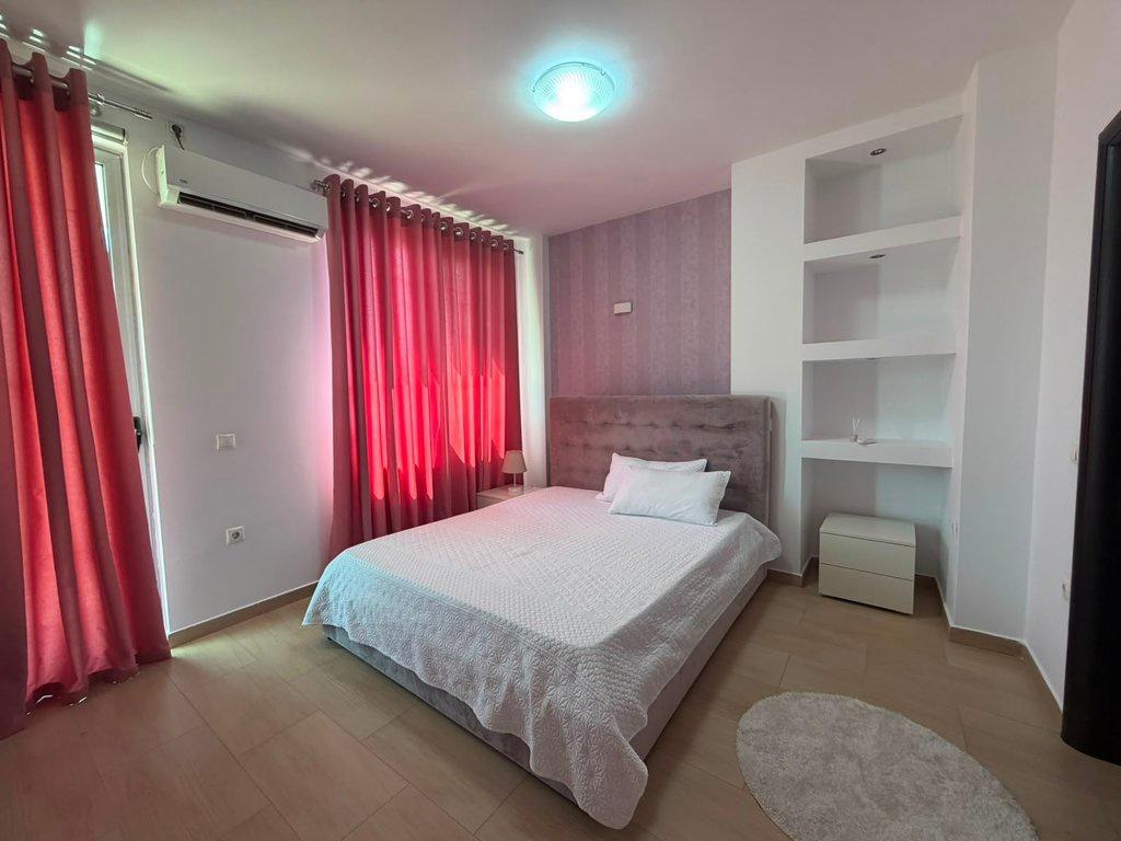 Blloku i Ambasadave, Affitto duplex 3+1+3 con veranda