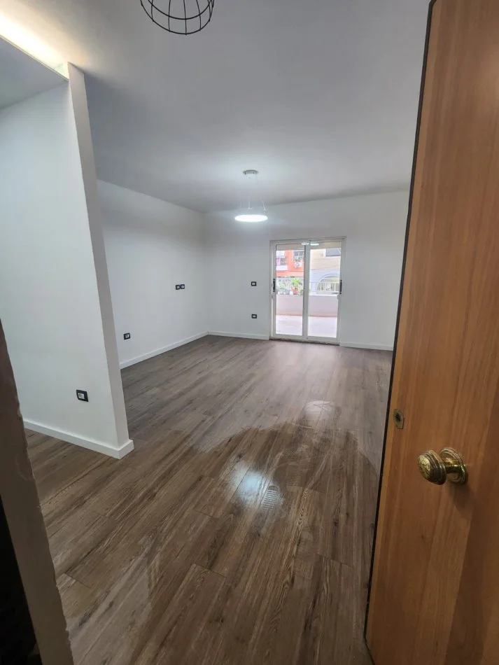 Tirane, shitet apartament 1+1+Ballkon Kati 2, 77 m² 190.000 € (KOMUNA E PARISIT)