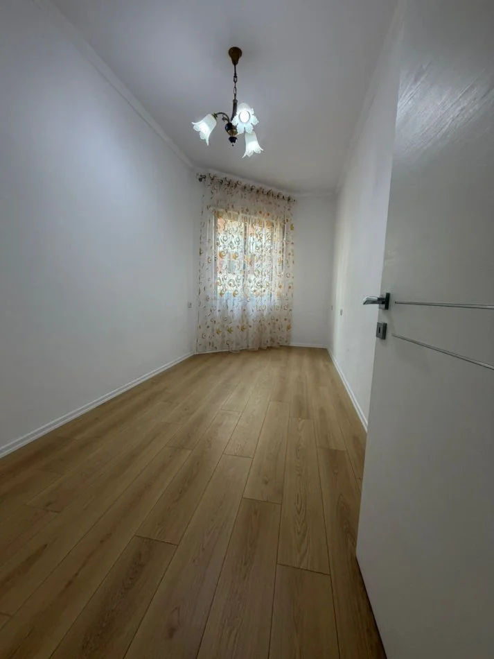 Tirane, vendesi appartamento 2+1+Balcone Piano 3, 75 m² 112.000 € (FRESK)