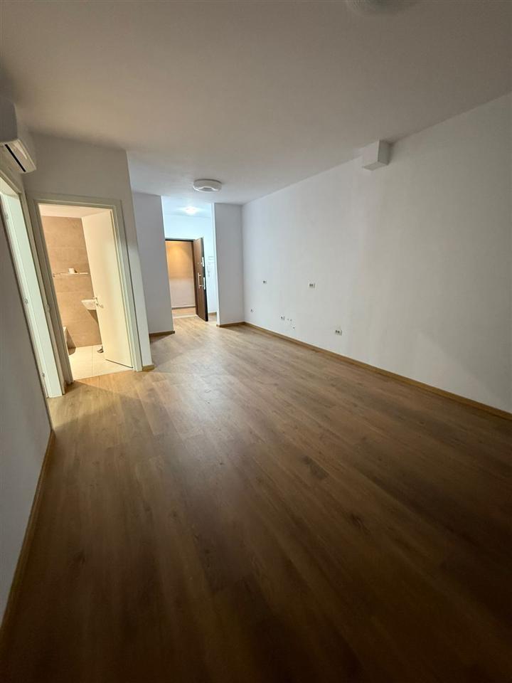 ZYRE ME QERA 75 M2 QENDER 550 EURO