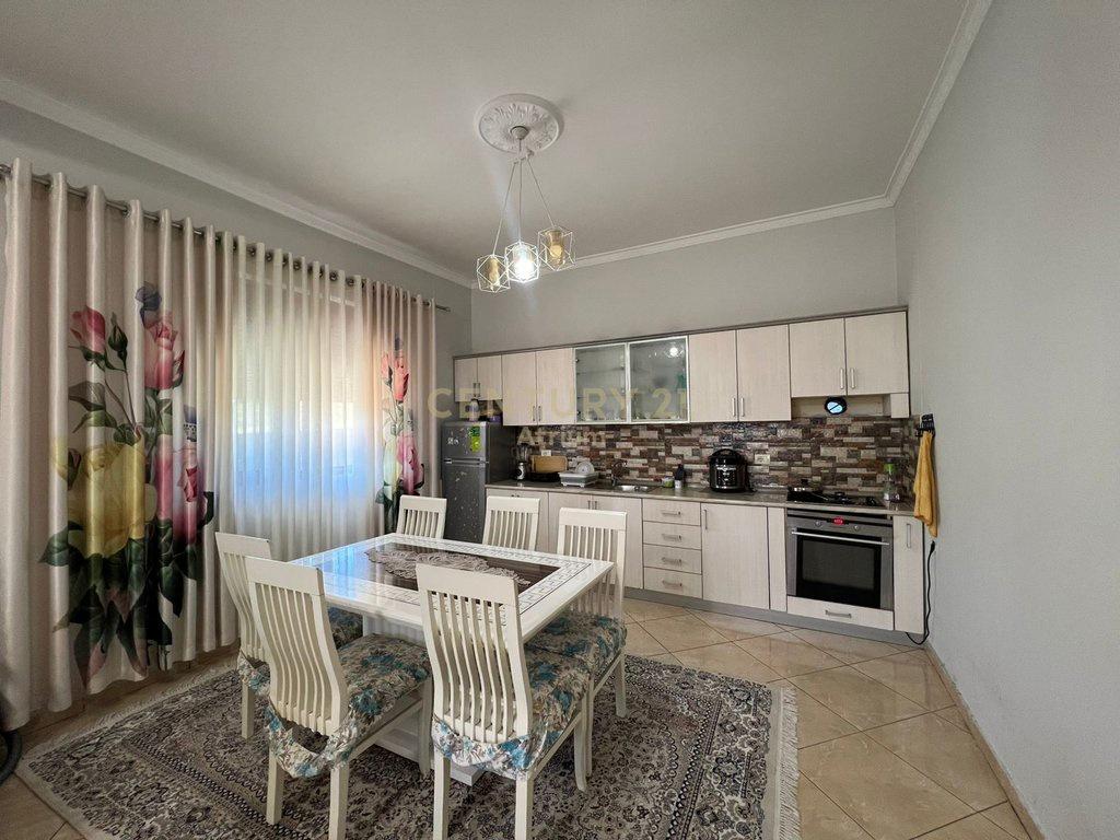 SHITET SHTËPI PRIVATE 2-KATËSHE – HAPËSIRË, KOMODITET DHE PR