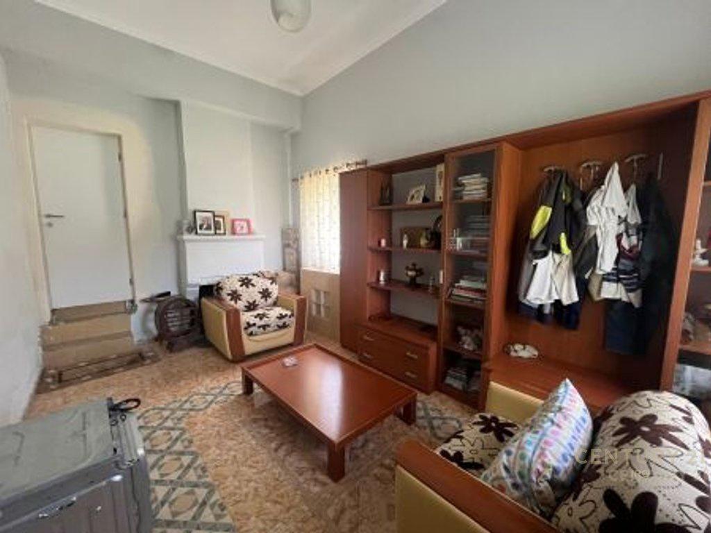 Casa privata su un piano in affitto a Petrelë