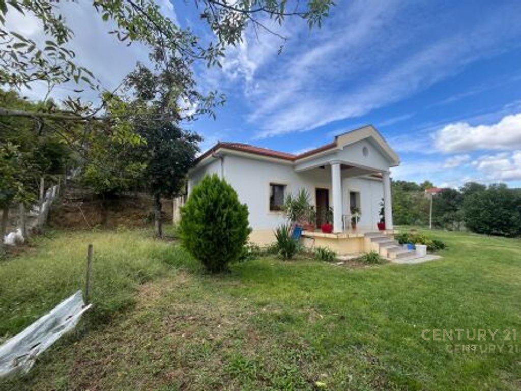 Casa privata su un piano in affitto a Petrelë