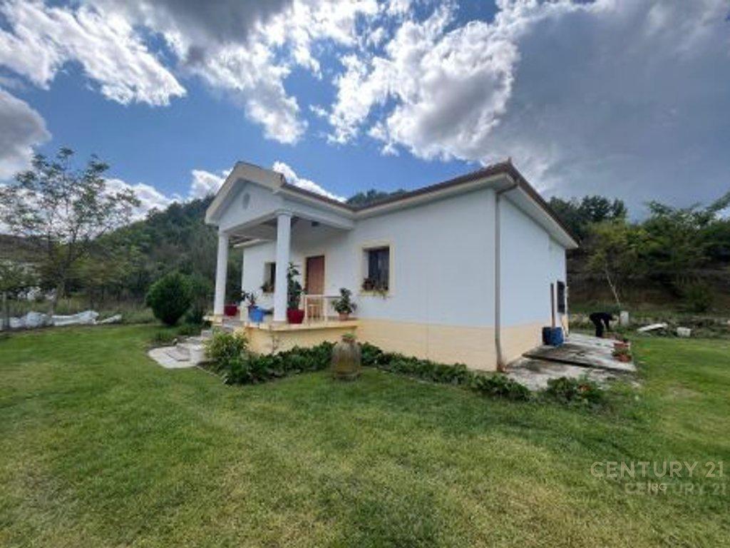 Casa privata su un piano in affitto a Petrelë