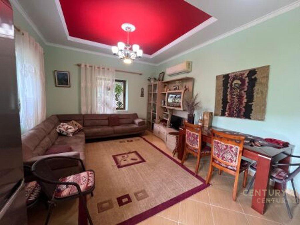 Casa privata su un piano in affitto a Petrelë