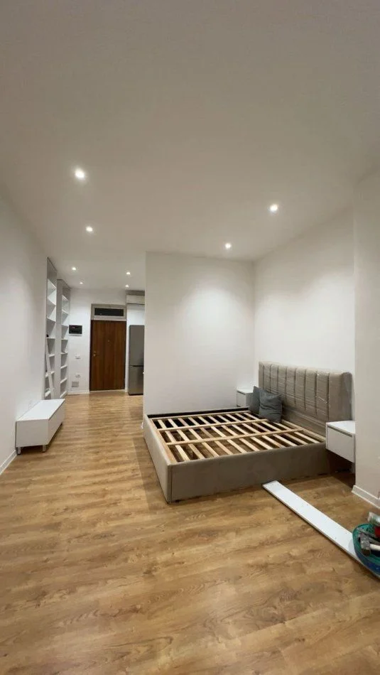 Tirane, affitto appartamento 1+1 Piano 1, 50 m² 650 € (VIA DELLE BARRICATE)