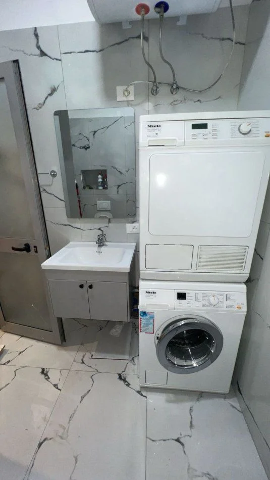 Tirane, affitto appartamento 1+1 Piano 1, 50 m² 650 € (VIA DELLE BARRICATE)
