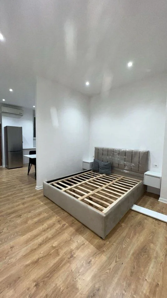 Tirane, affitto appartamento 1+1 Piano 1, 50 m² 650 € (VIA DELLE BARRICATE)