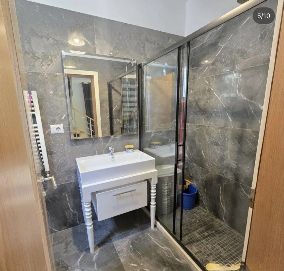 Tirane, affitto di appartamento duplex 4+1 con balcone, Piano 2, 240 m², 1.000 € (JORDAN MISJA)