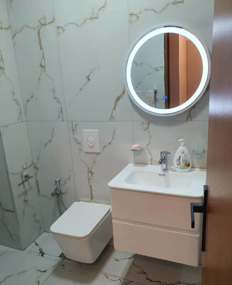 Tirana, affitto appartamento 1+1 con balcone al terzo piano, 60 m², 600 € (CODICE DELL'ANNUNCIO)