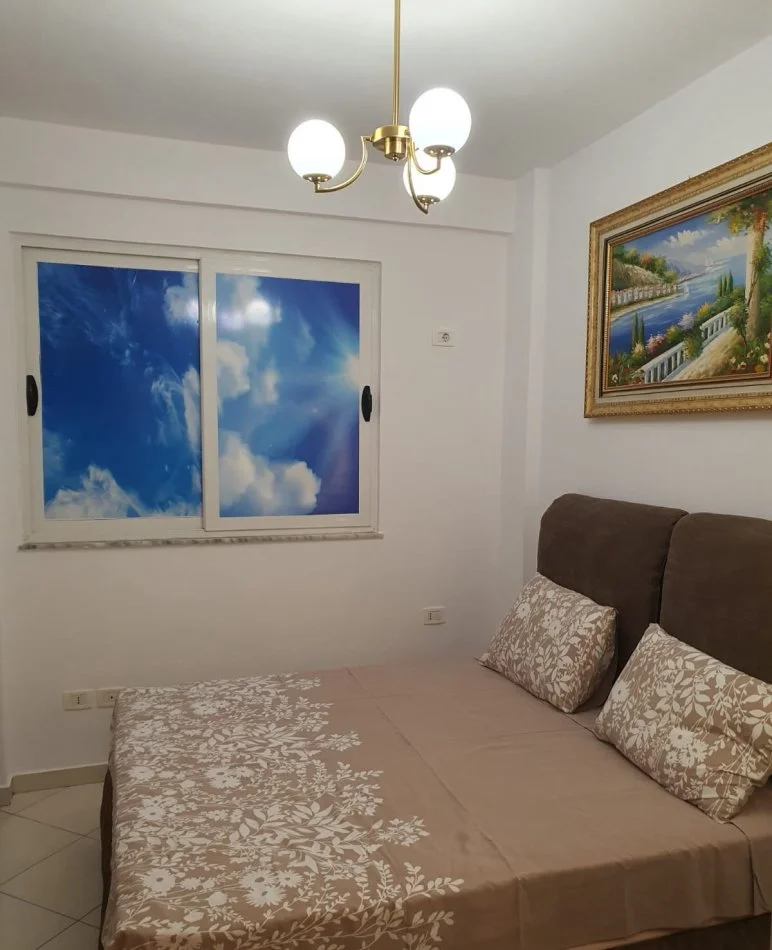 Tirana, affitto appartamento 1+1 con balcone al terzo piano, 60 m², 600 € (CODICE DELL'ANNUNCIO)