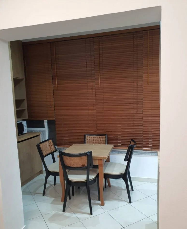 Tirana, affitto appartamento 1+1 con balcone al terzo piano, 60 m², 600 € (CODICE DELL'ANNUNCIO)