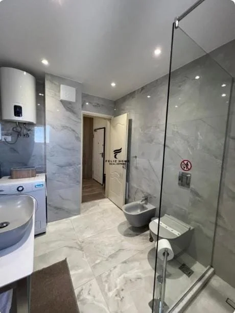 Tirane, jepet me qera 1+1 Kati 11, 67 m² 1.000 € (QENDER)