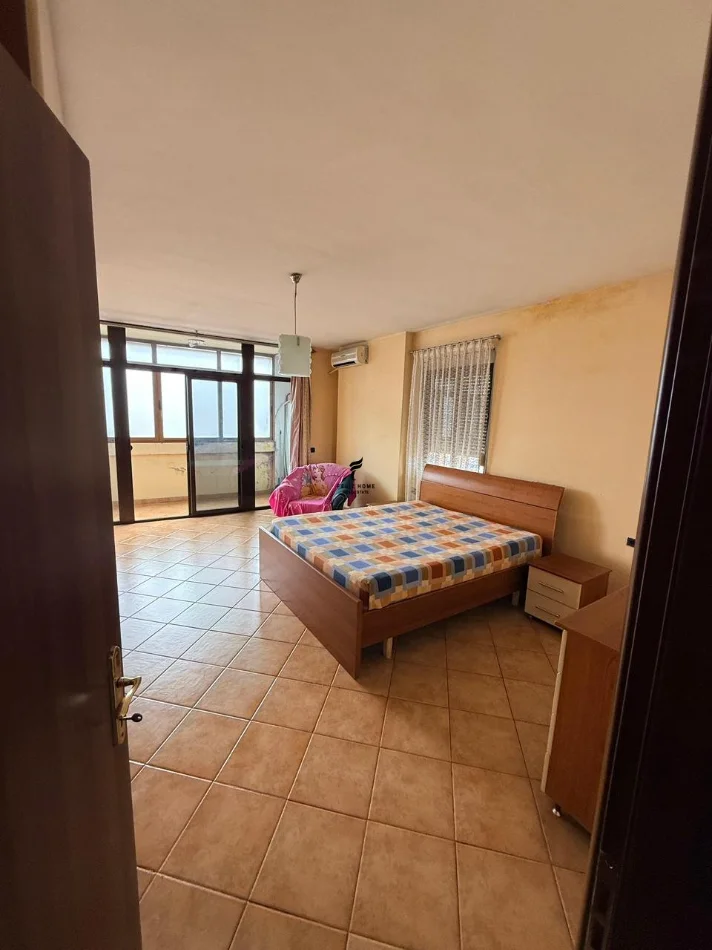 Tirane, affitto appartamento 2+1 Piano 10, 120 m² 600 € (VIA KAVAJES)