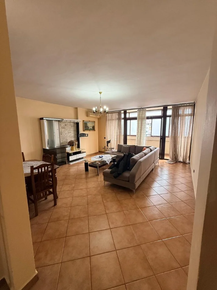 Tirane, affitto appartamento 2+1 Piano 10, 120 m² 600 € (VIA KAVAJES)