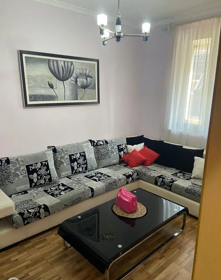 Tirane, jepet me qera apartament 1+1+Ballkon Kati 5, 62 m² 600 € (BLLOK)