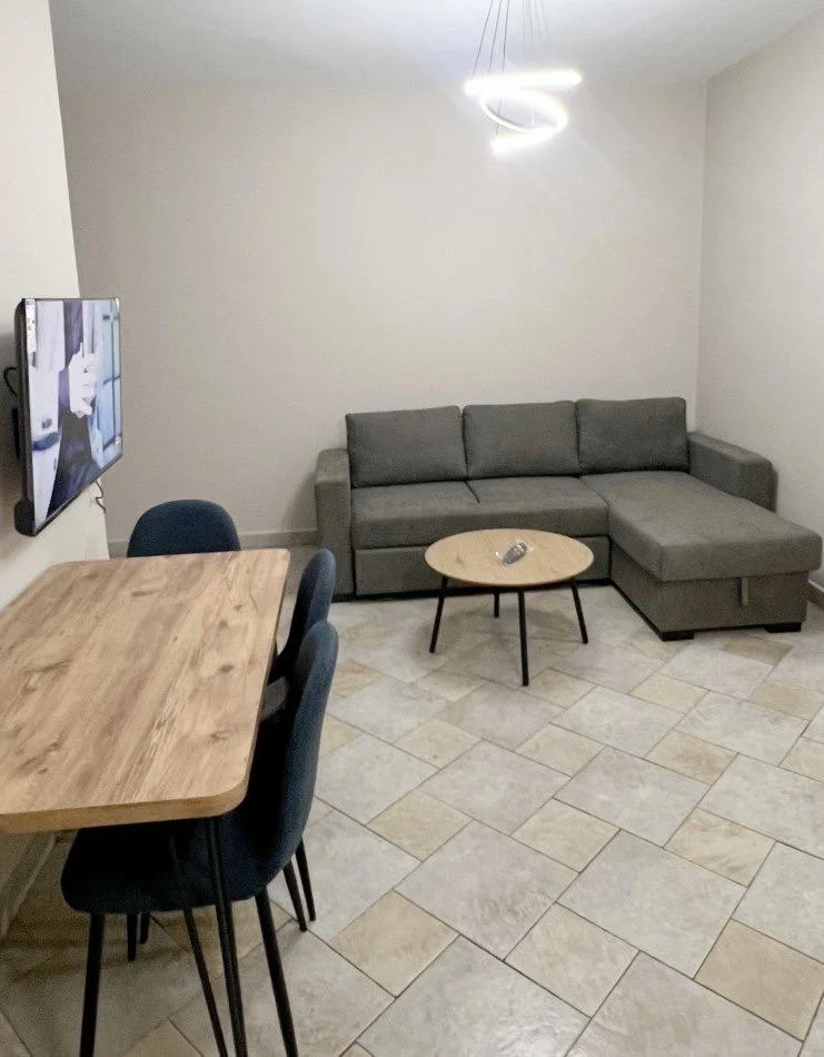 Tirane, jepet me qera apartament 1+1+Ballkon Kati 15, 50 m² 650 € (QENDER)