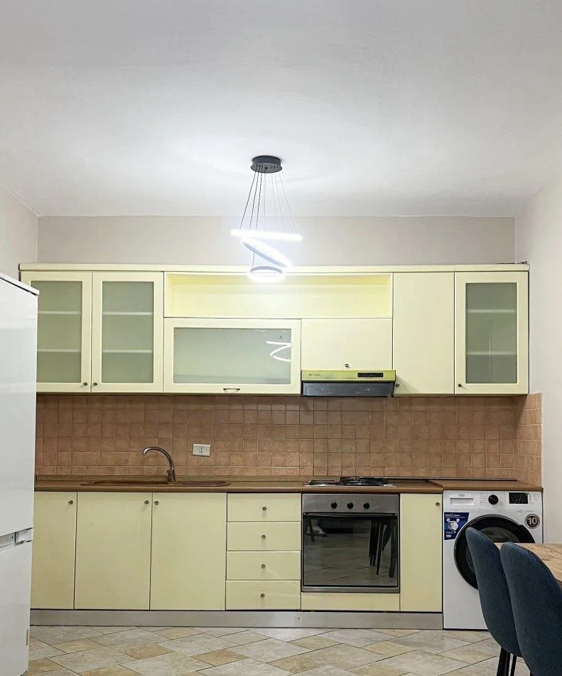 Tirane, affitto appartamento 1+1+Balcone al 15° piano, 50 m², 650 € (NUOVO)