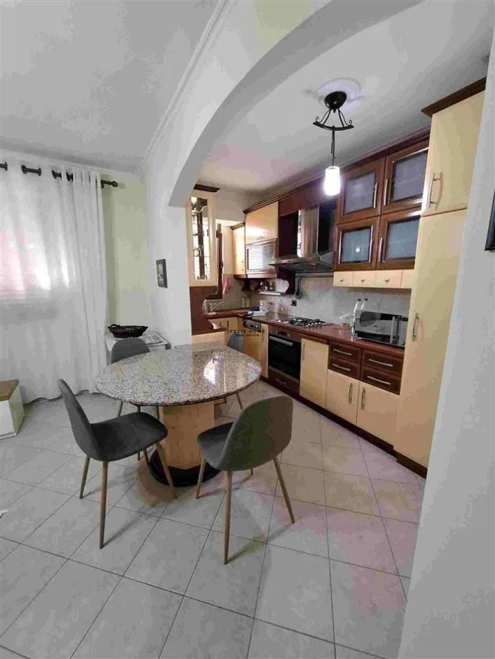 Tirane, affitto appartamento 2+1 Piano 2, 90 m² 650 € (ALI DEMI)