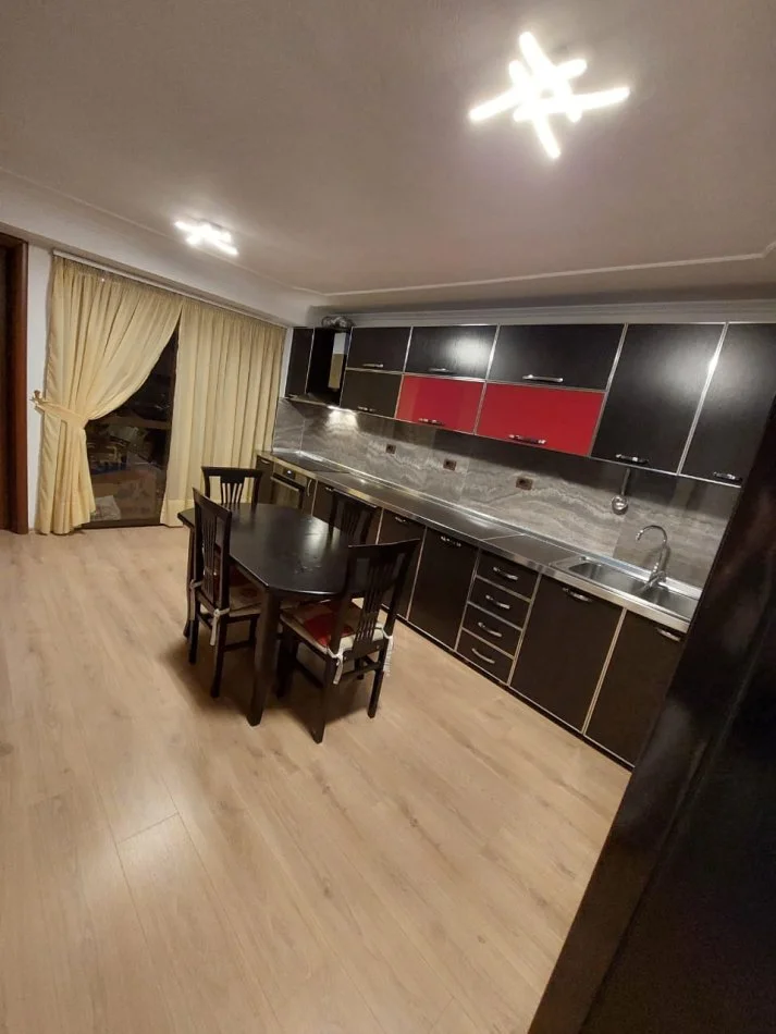 Tirane, affitto appartamento 2+1+Balcone Piano 5, 100 m² 900 € (MYSLYM SHYRI)
