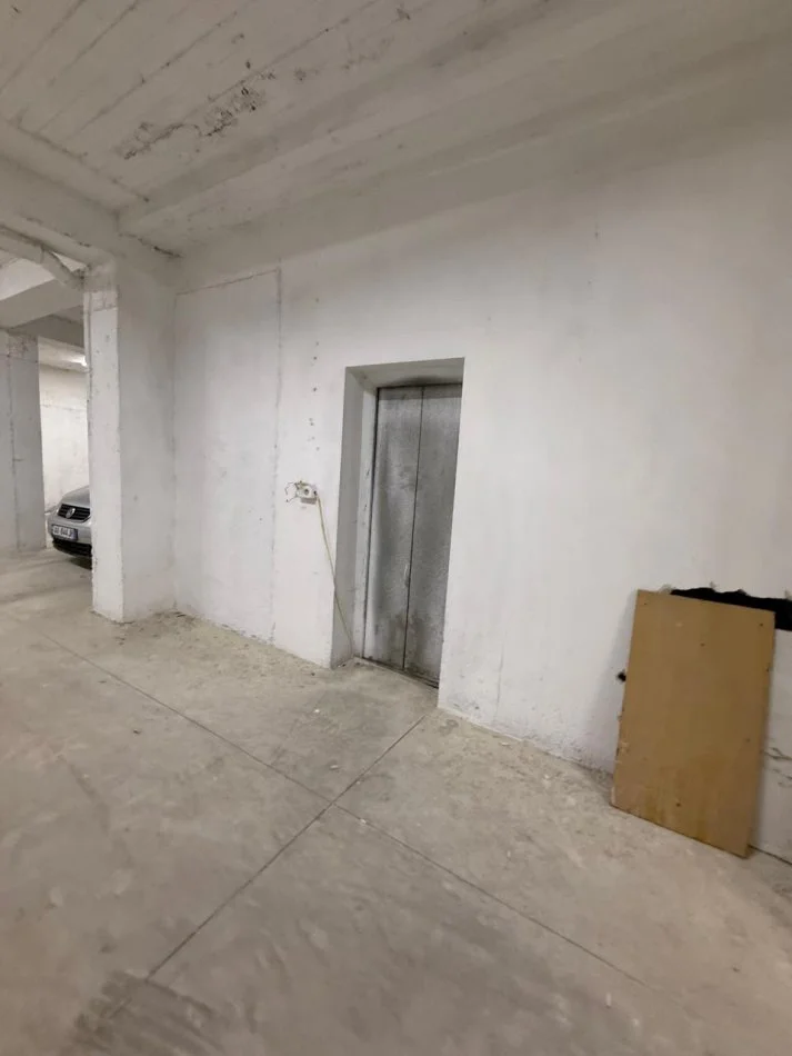 Tirane, negozio in vendita al piano -1, 394 m², 230.000 € (KOMBINAT)