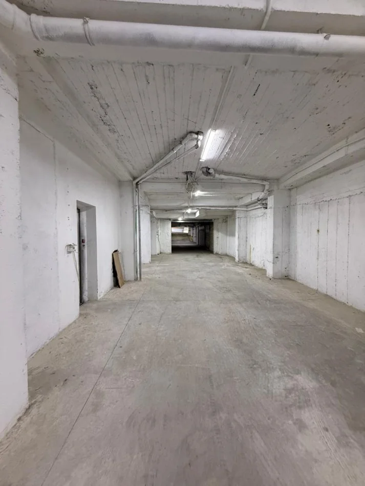 Tirane, negozio in vendita al piano -1, 394 m², 230.000 € (KOMBINAT)