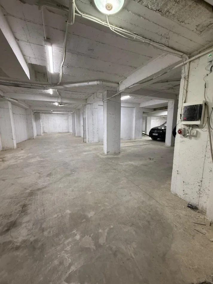 Tirane, negozio in vendita al piano -1, 394 m², 230.000 € (KOMBINAT)