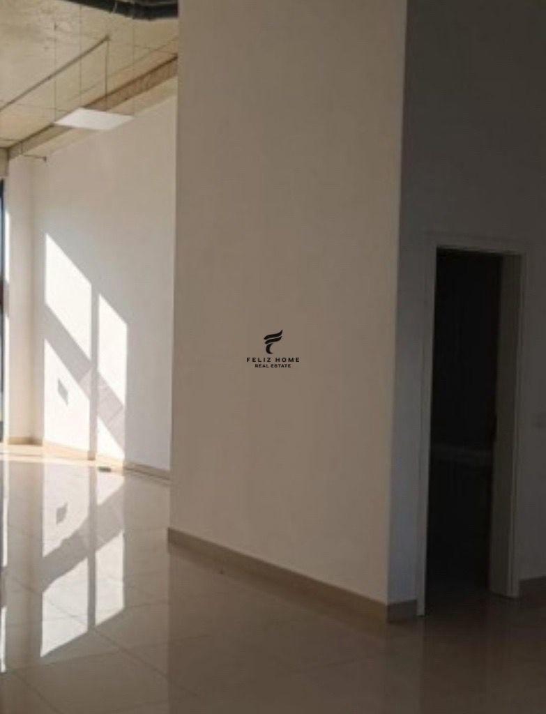 Negozio con vetrina di 21 m² in via Siri Kodra a 40.000 lek