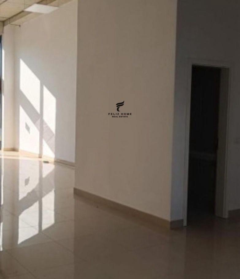 Negozio con vetrina di 21 m² in via Siri Kodra a 40.000 lek