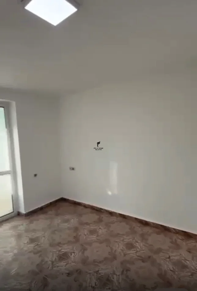 Tirane, ufficio in vendita Kati 3, 75 m² (STAZIONE DEL TRENO)